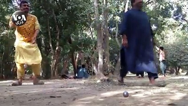 بازی با توپ های کوچک سنگی یا گوله یکی از سرگرمی های جوانان در روزهای جمعه در مکان های تفریحی یا بیرون از شهر در ولایت هرات است.خلیل نورزایی صدای مریکا