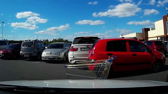 IDIOT WOMAN DRIVERS, CRAZY WOMAN DRIVING FAILS WEEK 4 JUNE