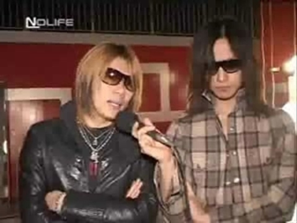 Die and Toshiya talking in Paris