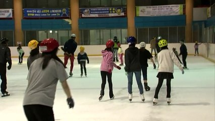 빙상장은 추워요...실내 피서지 '북적' / YTN