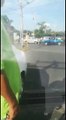 Un ciudadano grabó el momento en que agentes de la policía interceptan a la dirigente de los comerciantes autoconvocados del Mercado Oriental y la detienen en u