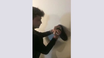 Régis ouvre une bouteille de vin