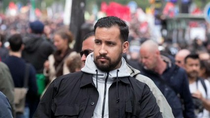 من هو ألكسندر بينالا الحارس الشخصي لماكرون الذي أبرح متظاهرا ضربا ؟