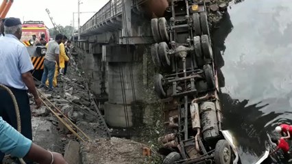 पुणे: ड्राइवर को आई हल्की सी झपकी और ब्रिज की रेलिंग तोड़ नदी में गिरा ट्रक