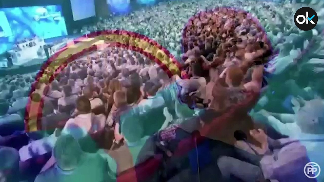 Soraya ilustra su proyecto para el PP ¡¡¡con un abanico con la bandera!!!