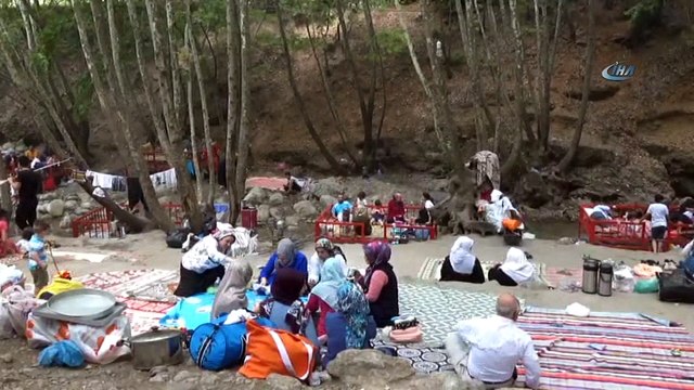 Vatandaşlar bunaltıcı sıcaklarda mesire alanlarına akın etti