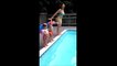 Cette maman montre à ses deux garçons comment plonger dans une piscine