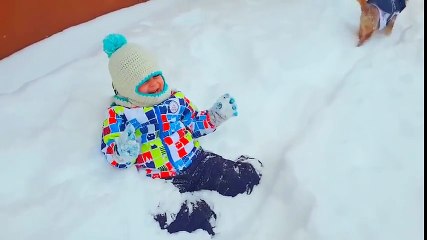 Adorable : ce petit et son chien s'éclatent dans la neige