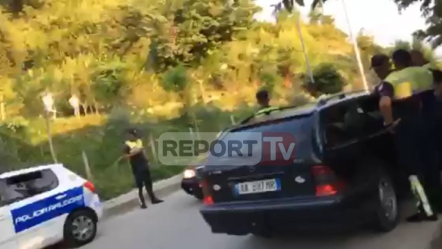 Report TV - Kundërshton dhe fyen policinë, momentet e ndalimit të kreut të PD në Gramsh