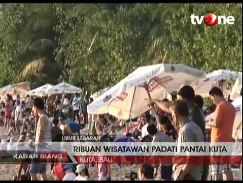 Ribuan Wisatawan Padati Pantai Kuta