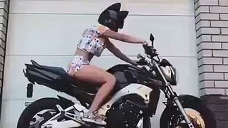 Quand Catwoman maitrise mal sa moto