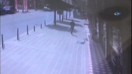 Bahçelievler'de Güpegündüz, Çekiçli Kuyumcu Hırsızı Kamerada