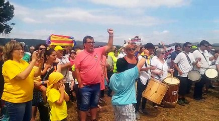 Grallers per la Llibertat intrepreta Els segadors davant de Lledoners
