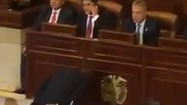 El senador Antanas Mockus se baja los pantalones en la constitución del Congreso de Colombia