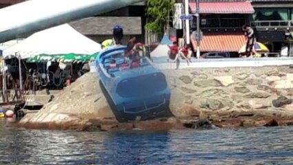 부산 모터보트 방파제에 충돌...8명 부상 / YTN