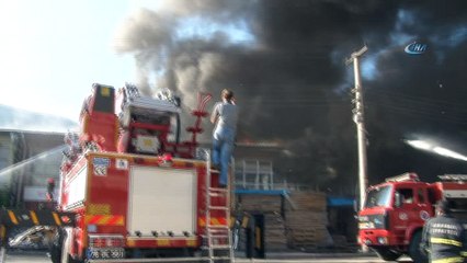 Mobilya atölyesinde çıkan yangın  söndürülmeye çalışıyor