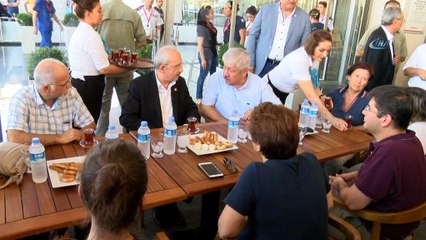 CHP Genel Başkanı Kemal Kılıçdaroğlu: 'Hapishanede olan arkadaşların moralleri yerinde,çünkü onların herhangi bir suçu yok. Ama şuan keyfi olarak içeride tutuluyorlar. Umarım  kısa süre içinde  özgürlüklerine kavuşurlar'
