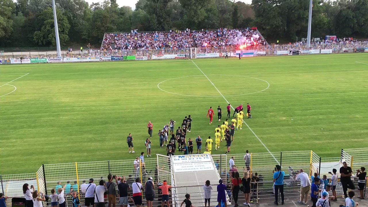 l’entrée des deux équipes avec les fumigènes des supporters olympiens