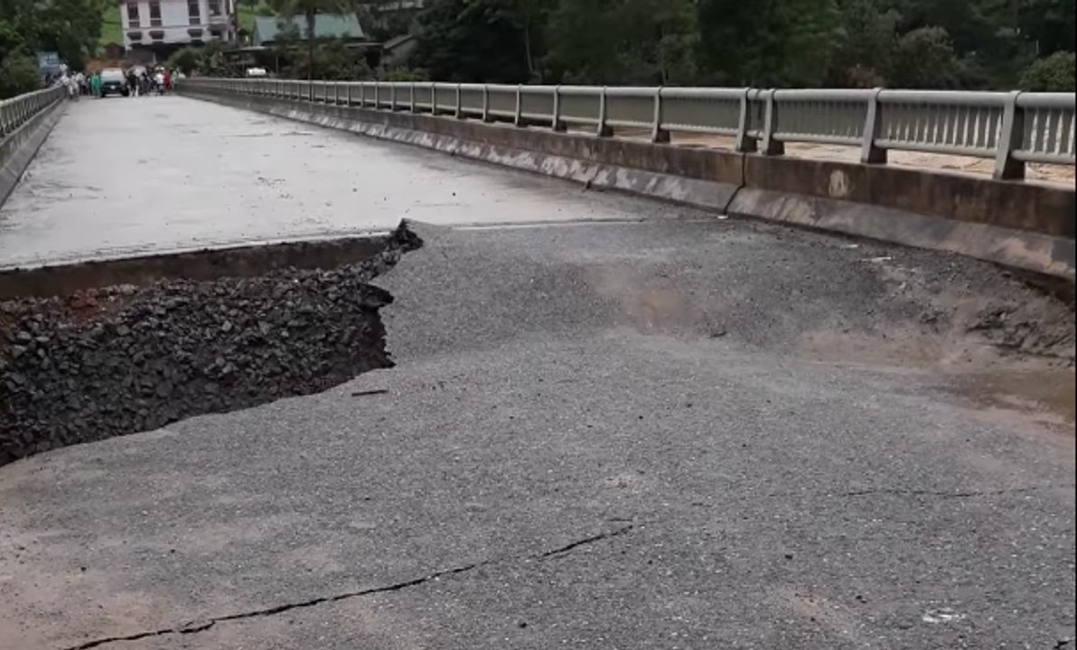 Un pont s'effondre au Vietnam et paralyse les habitants