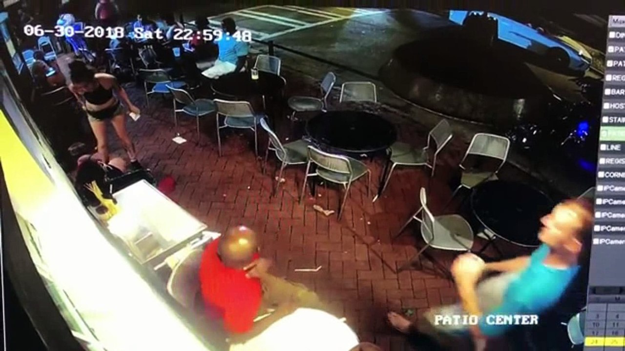 Un client d’un restaurant met une main aux fesses d’une serveuse mais va le regretter