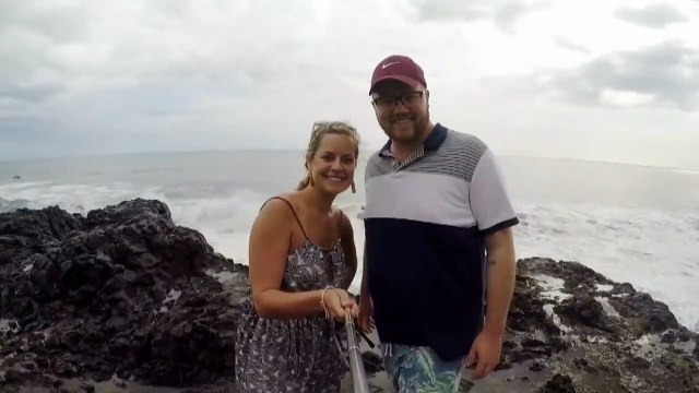 Petit selfie de couple en mode NOYADE... Grosse vague