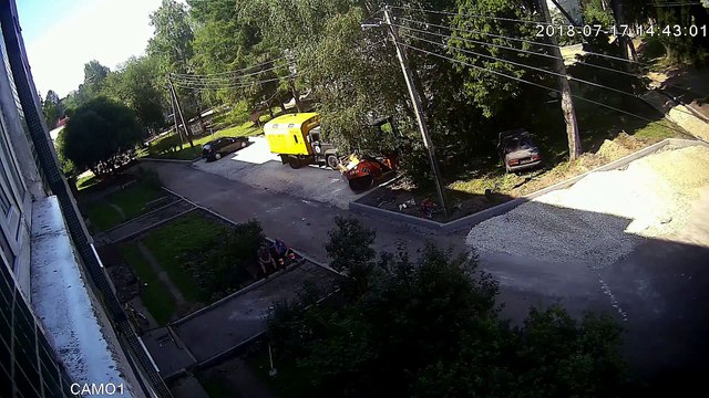 Un homme rattrape un enfant qui tombe d'un immeuble