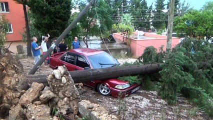 Kadirli’de yağmur ve fırtına hayatı felç etti