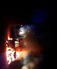 Des voitures en feu en lisière d'une forêt du Var