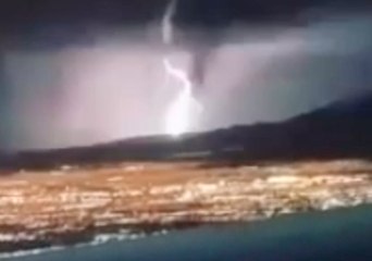 Video herunterladen: Plane Passengers Witness Lighting Storm Over Las Vegas Area