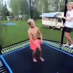 Tải video: Il réalise des backflips spectaculaires sur un trampoline ! Fail