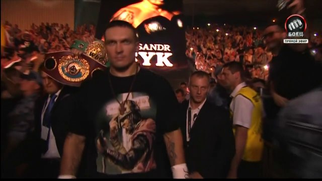 Вихід на ринг Олександра Усика в Москві під українську пісню Василь Жадан