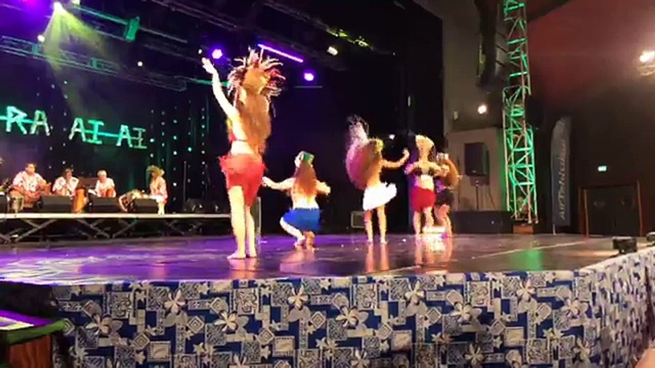 Farereiraa i tahiti! Concours international de danse Tahitienne, à la maison de la culture, sur deux jours (lundi 16 et mardi 17) ! Ce matin concours solo. 200