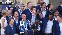 ماكرون يغني مع المنتخب الفرنسي الفائز بكأس العالم 2018 على عتبة قصر الإليزيه