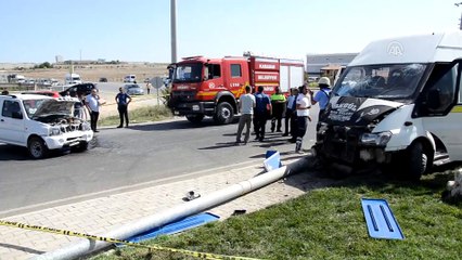 İşçi servisi ile otomobil çarpıştı: 8 yaralı - KARAMAN