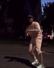 تعرف على أول شخص يؤدى تحدي كيكي