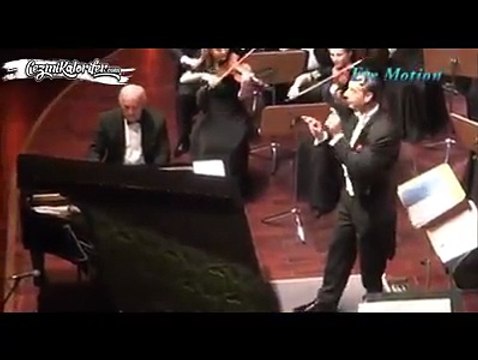 Hem Müzisyenleri Hem Seyircilerinin Alkışlarını Yöneten Orkestra Şefi Nadir Abbasi