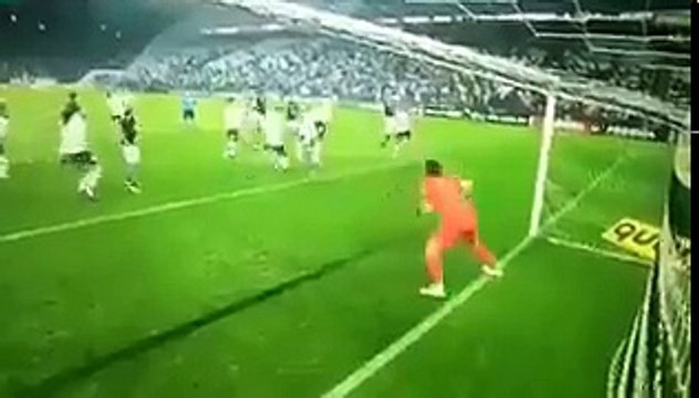Dün akşam oynanan Corinthians - Botafogo karşılaşmasında Corinthians kalecisi Cássio Ramos'un muhteşem çift kurtarışı