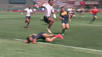 Josua Tuisova saute au dessus d'un défenseur argentin avant de marquer un essai