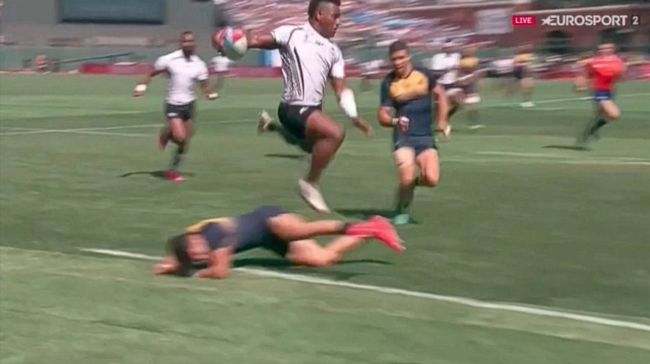 Josua Tuisova saute au dessus d'un défenseur argentin avant de marquer un essai