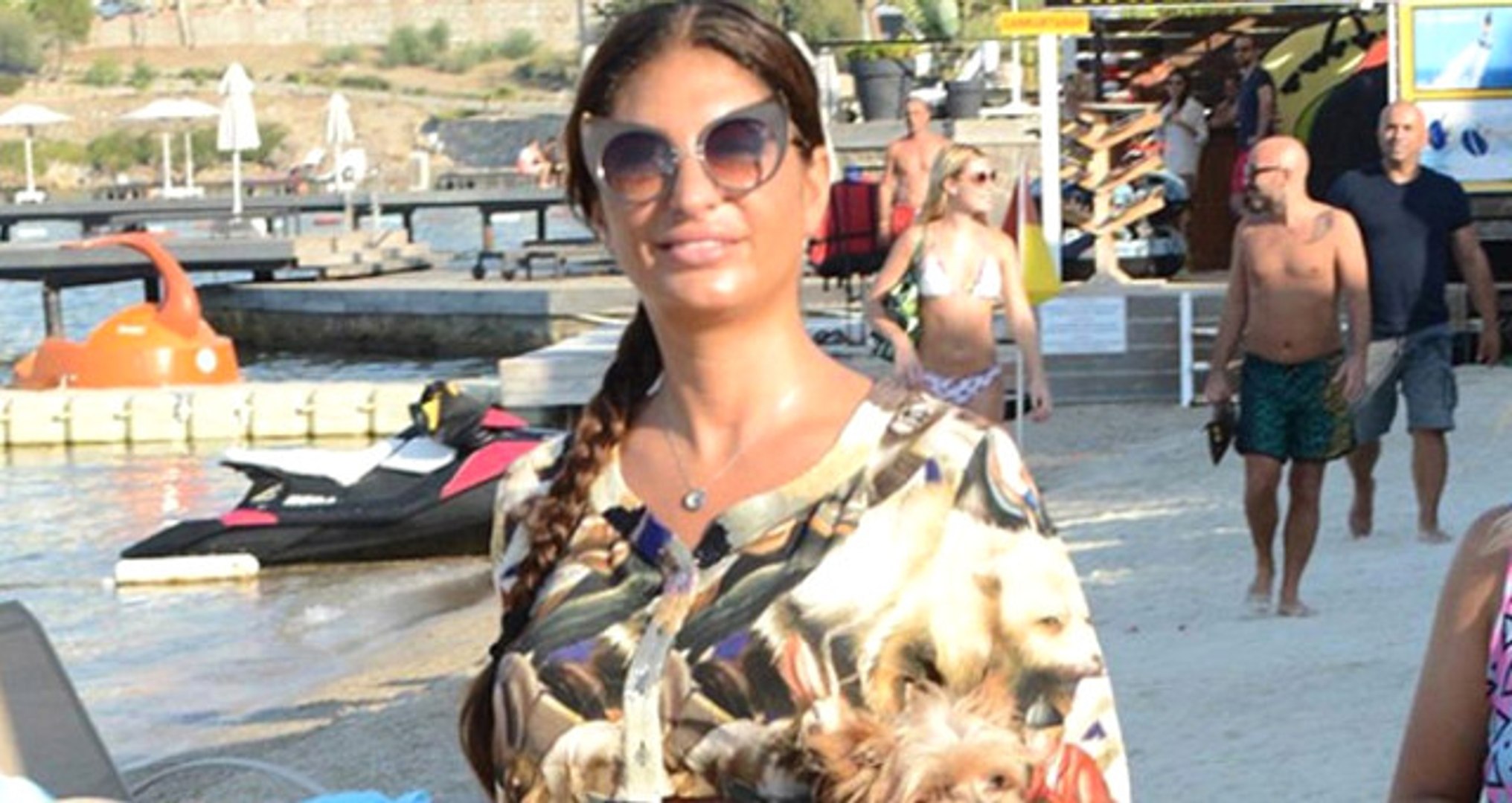 Sosyetik Guzel Sureyya Yalcin 400 Bin Tl Lik Yuzugunu Denize Dusurdu Dailymotion Video