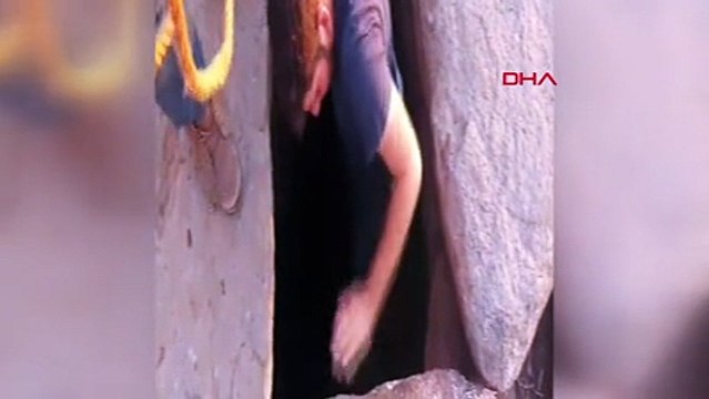 Başı teneke kutusuna sıkışıp kuyuya düşen köpek böyle kurtarıldı