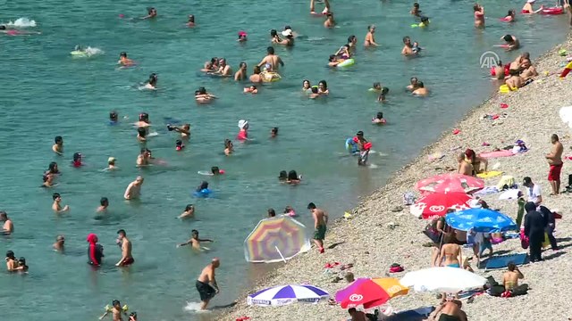 Sıcaktan bunalan sahile koştu - ANTALYA