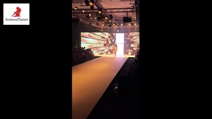 Sonakshi sinha hot ramp walk in fashionable dress