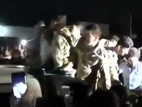 See What PML-N goons did with Pak-Army on Arrest of Hanif Abbasi