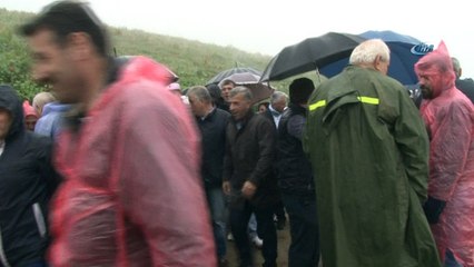 Dünyanın en tehlikeli yolunda sis ve yağmura rağmen yürüdüler