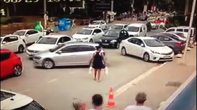 Hırsızlık için girdikleri apartmanda görevliyi görünce koşarak kaçtılar