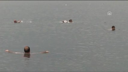 Farkındalık Yaratmak İçin Çıldır Gölü'nde Yüzdüler