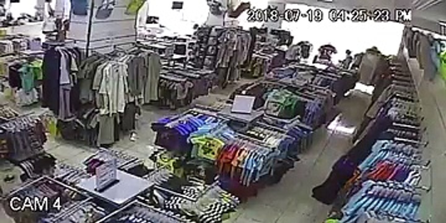 سعودية تقتحم محل ملابس بالسيارة أثناء تعليمها القيادة