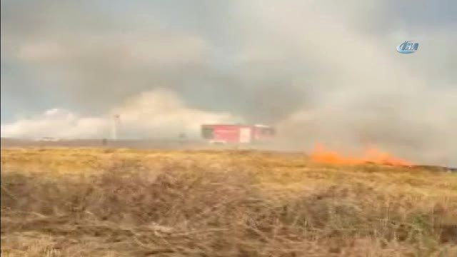 Silivri'de Kontrollü Anız Yakımı Sırasında Alevler Rüzgarın Etkisiyle Yerleşim Yerlerine Doğru...