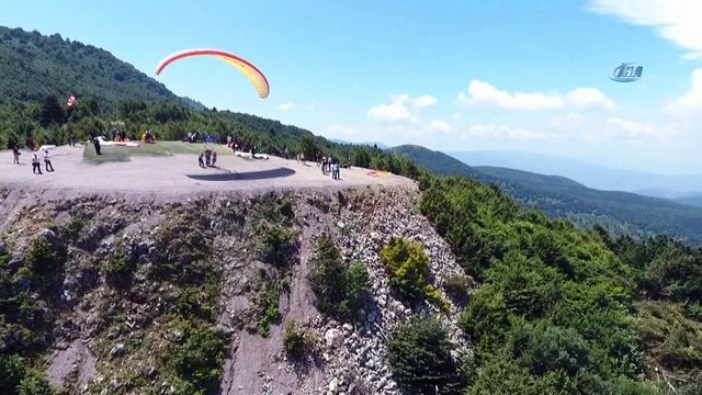Kartepe'de Yamaç Paraşütü Şenliği